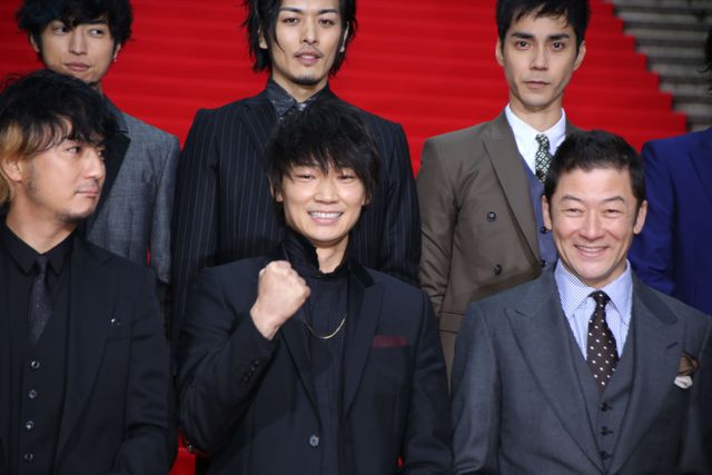 伊勢谷友介、松葉づえで『新宿スワンII』イベントに登壇　画像ギャラリー（3枚目）