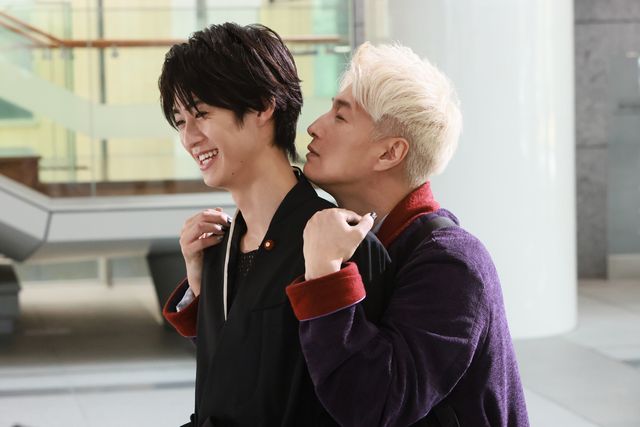 “玖門”曽野舜太&“ジーク”天野浩成がイチャイチャ!映画『仮面ライダーゼッツ』オフショット:フォトギャラリー