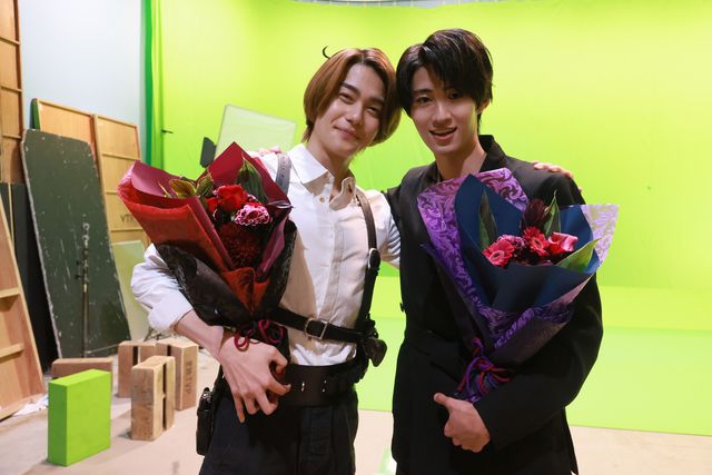 “玖門”曽野舜太＆“ジーク”天野浩成がイチャイチャ！映画『仮面ライダーゼッツ』オフショット（4枚目）