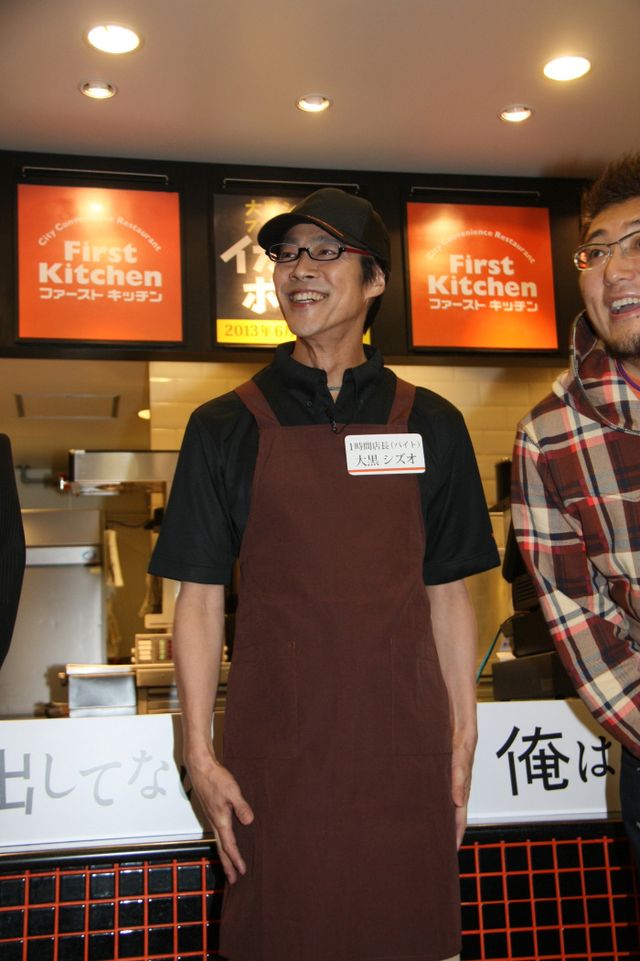 堤真一、ダメ男を演じる主演最新作PRでファーストキッチンの制服に身を包みポテトフライを調理！「心が温まるいい映画」　画像ギャラリー：フォトギャラリー