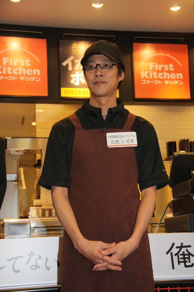 堤真一、ダメ男を演じる主演最新作PRでファーストキッチンの制服に身を包みポテトフライを調理！「心が温まるいい映画」　画像ギャラリー（2枚目）