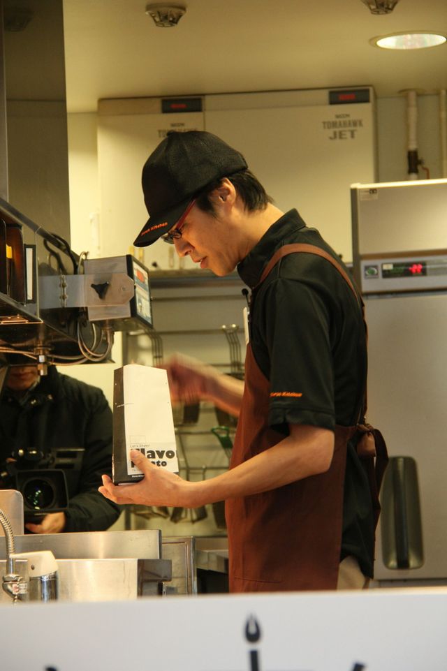 堤真一、ダメ男を演じる主演最新作PRでファーストキッチンの制服に身を包みポテトフライを調理！「心が温まるいい映画」　画像ギャラリー（5枚目）