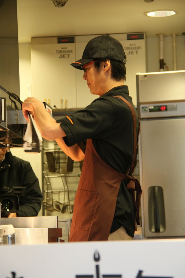 堤真一、ダメ男を演じる主演最新作PRでファーストキッチンの制服に身を包みポテトフライを調理！「心が温まるいい映画」　画像ギャラリー（6枚目）