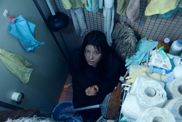 石井杏奈がずぶ濡れのままロッカーに…『砕け散るところを見せてあげる』より（8枚目）