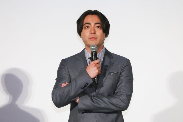 長澤まさみ、美しいドレスで登場！山田孝之とW主演『50回目のファーストキス』公開御礼舞台あいさつ（2枚目）