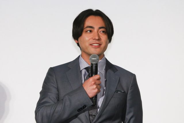 長澤まさみ、美しいドレスで登場！山田孝之とW主演『50回目のファーストキス』公開御礼舞台あいさつ（3枚目）