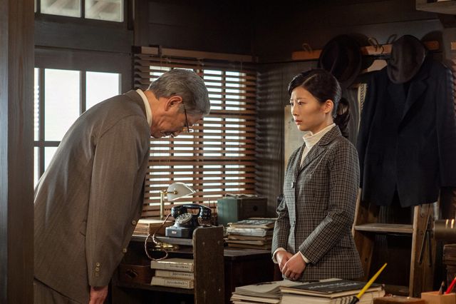 穂高（小林薫）が頭を下げる…「虎に翼」第70回の場面写真：フォトギャラリー