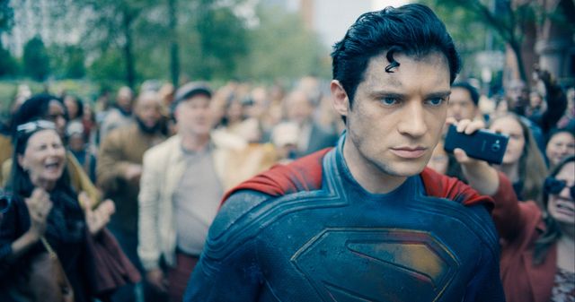 デヴィッド・コレンスウェット演じる新スーパーマン - 映画『スーパーマン』より