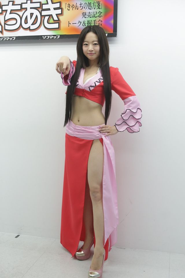 喜屋武ちあき、谷間＆美脚披露！フォトギャラリー（2枚目）