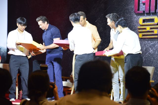 ライアン＆ヒュー、サプライズギフトに大興奮！『デッドプール＆ウルヴァリン』韓国記者会見（2枚目）