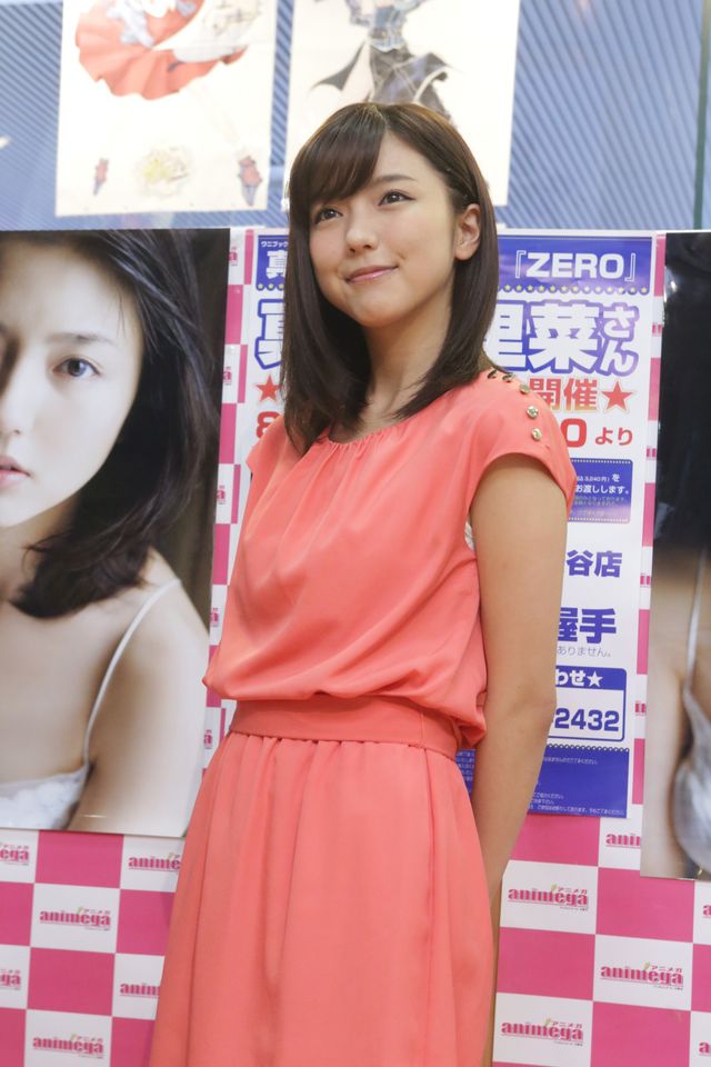 真野恵里菜、セクシーな太ももあらわに！大人の魅力写真集の発売イベント写真ギャラリー（4枚目）