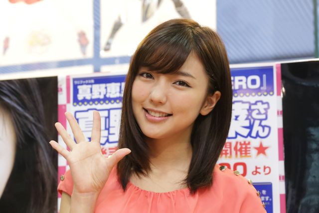 真野恵里菜、セクシーな太ももあらわに！大人の魅力写真集の発売イベント写真ギャラリー（5枚目）