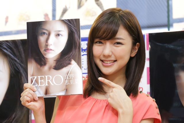 真野恵里菜、セクシーな太ももあらわに！大人の魅力写真集の発売イベント写真ギャラリー（7枚目）