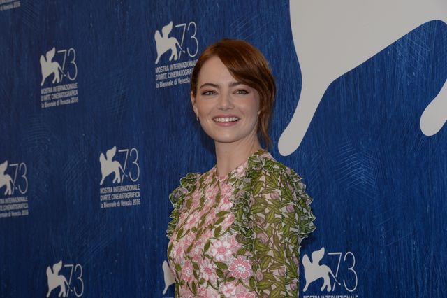 エマ・ストーン、きらびやかなドレスでレッドカーペット登場！（2枚目）