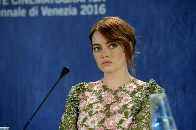 エマ・ストーン、きらびやかなドレスでレッドカーペット登場！（5枚目）