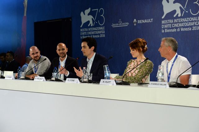 エマ・ストーン、きらびやかなドレスでレッドカーペット登場！（8枚目）