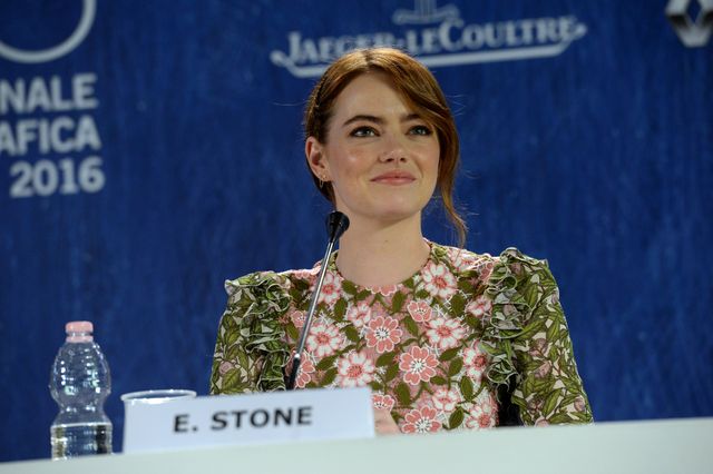 エマ・ストーン、きらびやかなドレスでレッドカーペット登場！（12枚目）