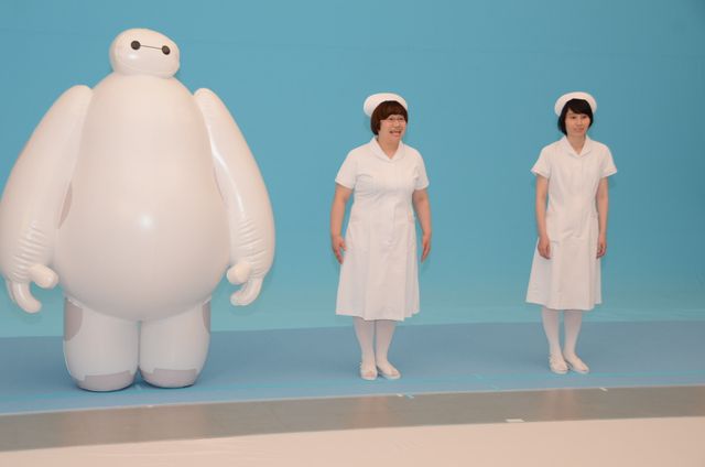 ハリセンボンのナース姿！『ベイマックス』MovieNEX発売記念CM撮影現場フォトギャラリー（2枚目）