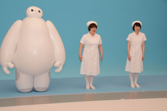 ハリセンボンのナース姿！『ベイマックス』MovieNEX発売記念CM撮影現場フォトギャラリー（3枚目）