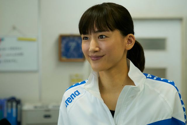 長谷川博己、綾瀬はるから『はい、泳げません』初の場面写真（2枚目）