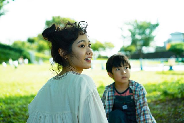 長谷川博己、綾瀬はるから『はい、泳げません』初の場面写真（4枚目）