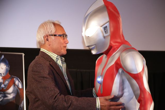ハヤタと初代ウルトラマンが握手！…「東京国際映画祭 円谷プロ50周年企画」フォトギャラリー（6枚目）