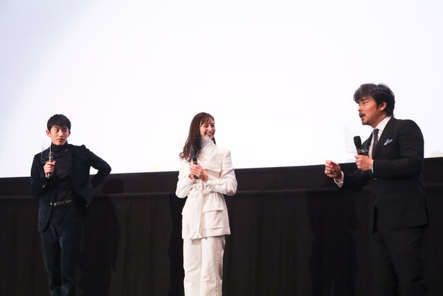 中条あやみ＆杉野遥亮が『水上のフライト』初日に喜び！（10枚目）