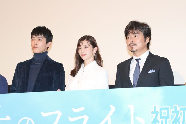 中条あやみ＆杉野遥亮が『水上のフライト』初日に喜び！（16枚目）