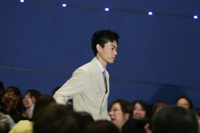 めっちゃ笑顔！菅田将暉＆浜辺美波らトークで盛り上がる『アルキメデスの大戦』初日舞台あいさつ（3枚目）