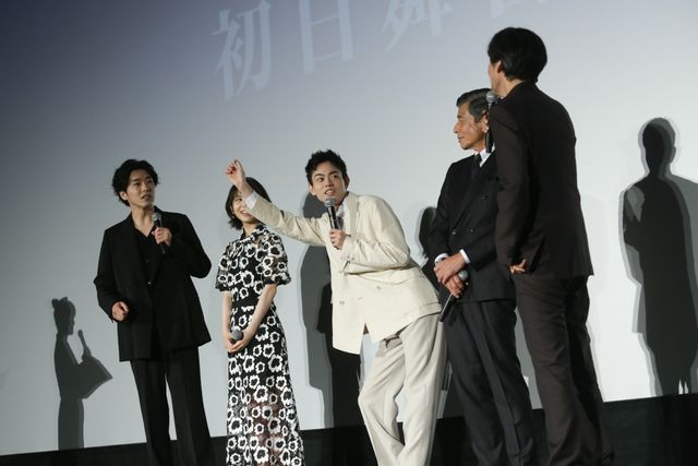 めっちゃ笑顔！菅田将暉＆浜辺美波らトークで盛り上がる『アルキメデスの大戦』初日舞台あいさつ（13枚目）