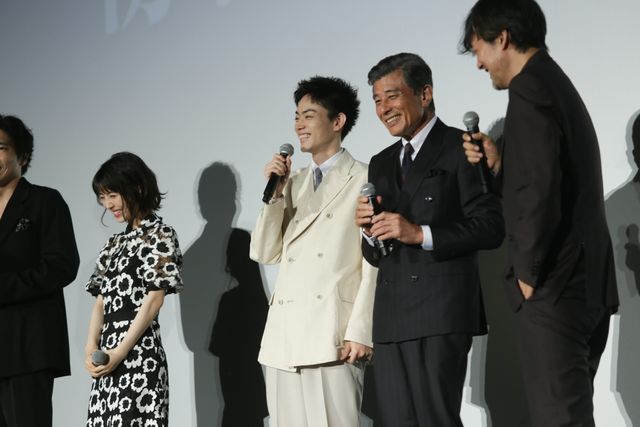 めっちゃ笑顔！菅田将暉＆浜辺美波らトークで盛り上がる『アルキメデスの大戦』初日舞台あいさつ（14枚目）