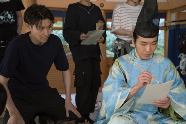 「光る君へ」根本知が柄本佑、渡辺大知らに書道指導＜5枚＞：フォトギャラリー