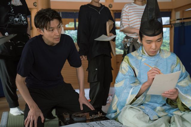 「光る君へ」根本知が柄本佑、渡辺大知らに書道指導＜5枚＞（2枚目）