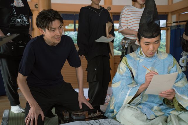 「光る君へ」根本知が柄本佑、渡辺大知らに書道指導＜5枚＞（3枚目）