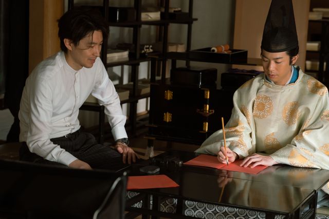 「光る君へ」根本知が柄本佑、渡辺大知らに書道指導＜5枚＞（4枚目）