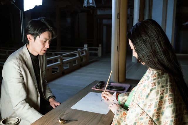 「光る君へ」根本知が柄本佑、渡辺大知らに書道指導＜5枚＞（5枚目）