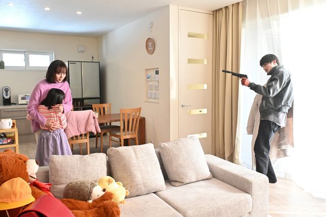 謎の男の治療を始める裕子…「新空港占拠」第2話場面写真(ネタバレあり):フォトギャラリー