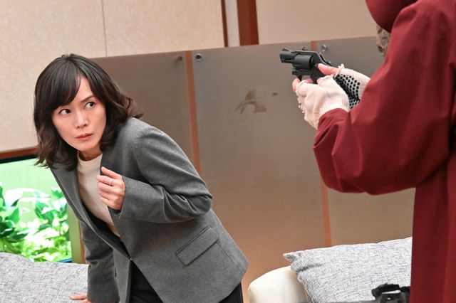 謎の男の治療を始める裕子…「新空港占拠」第2話場面写真（ネタバレあり）（4枚目）