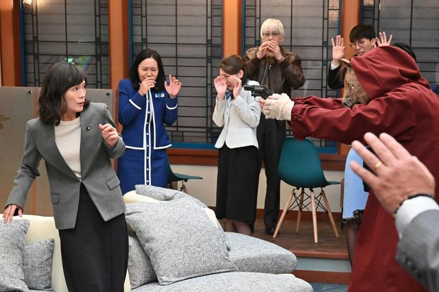 謎の男の治療を始める裕子…「新空港占拠」第2話場面写真（ネタバレあり）（5枚目）