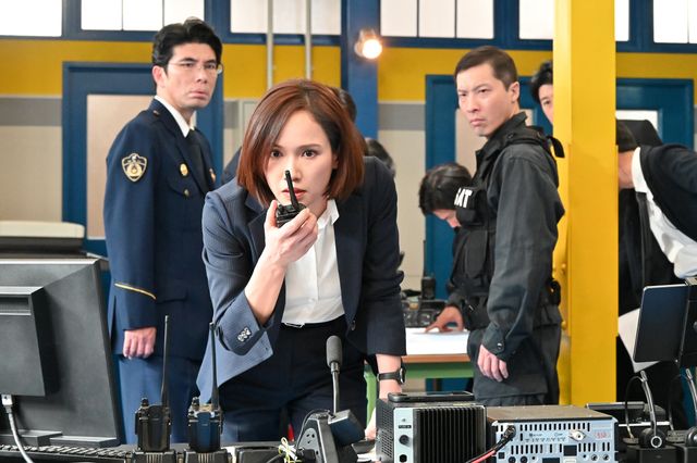 謎の男の治療を始める裕子…「新空港占拠」第2話場面写真（ネタバレあり）（6枚目）