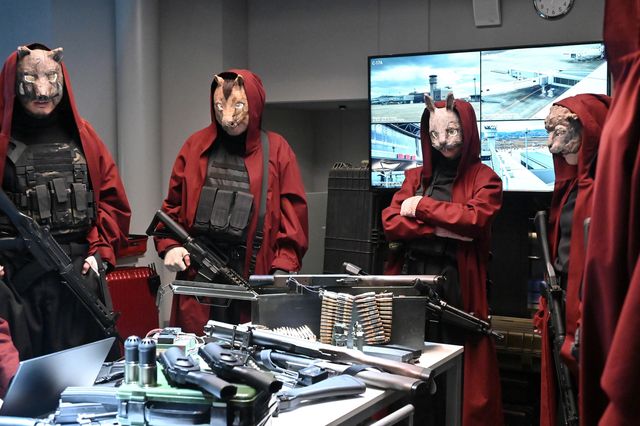 謎の男の治療を始める裕子…「新空港占拠」第2話場面写真（ネタバレあり）（7枚目）