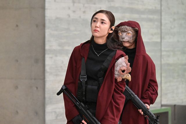 謎の男の治療を始める裕子…「新空港占拠」第2話場面写真（ネタバレあり）（8枚目）