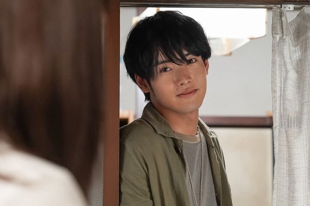 窓越しの貴司…「舞いあがれ！」第55回の場面写真：フォトギャラリー