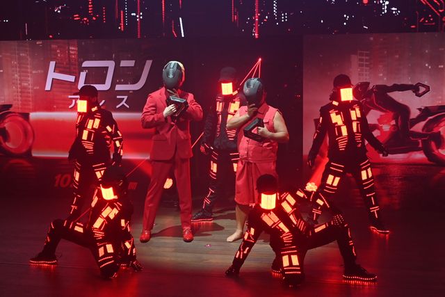 スギちゃん、赤色デニムベストで“ワイルドだぜぇ”！映画『トロン：アレス』東京侵食ナイト（7枚目）