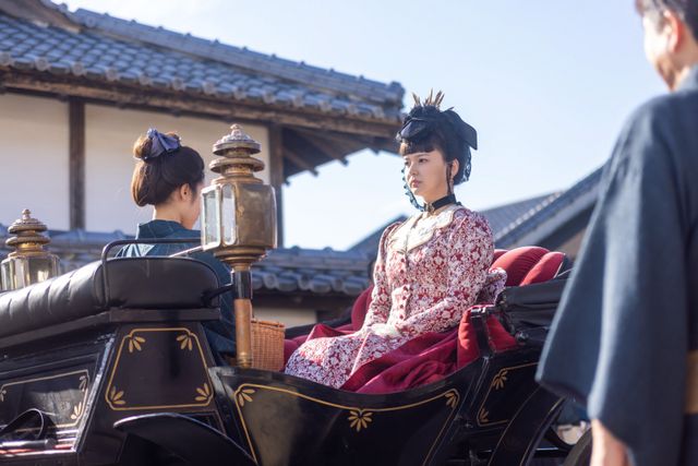 朝ドラ「風、薫る」衣装も話題！貴婦人・捨松（多部未華子）フォトギャラリー（2枚目）