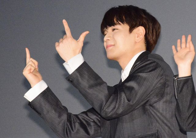 JO1豆原一成、嬉しそうにポーズ！映画『半径1メートルの君～上を向いて歩こう～』大ヒット御礼舞台あいさつ：フォトギャラリー