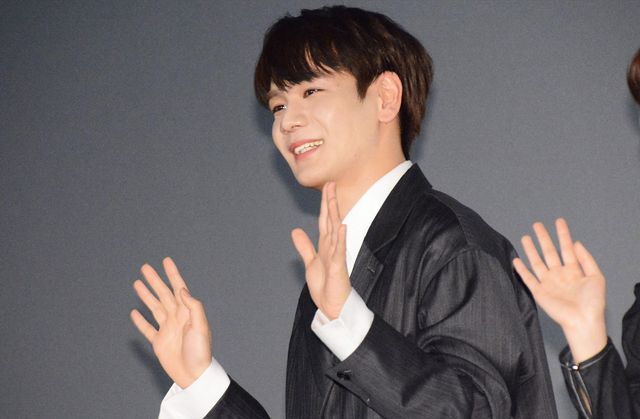 JO1豆原一成、嬉しそうにポーズ！映画『半径1メートルの君～上を向いて歩こう～』大ヒット御礼舞台あいさつ（2枚目）