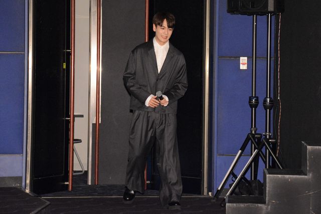 JO1豆原一成、嬉しそうにポーズ！映画『半径1メートルの君～上を向いて歩こう～』大ヒット御礼舞台あいさつ（4枚目）