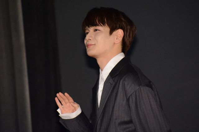 JO1豆原一成、嬉しそうにポーズ！映画『半径1メートルの君～上を向いて歩こう～』大ヒット御礼舞台あいさつ（9枚目）