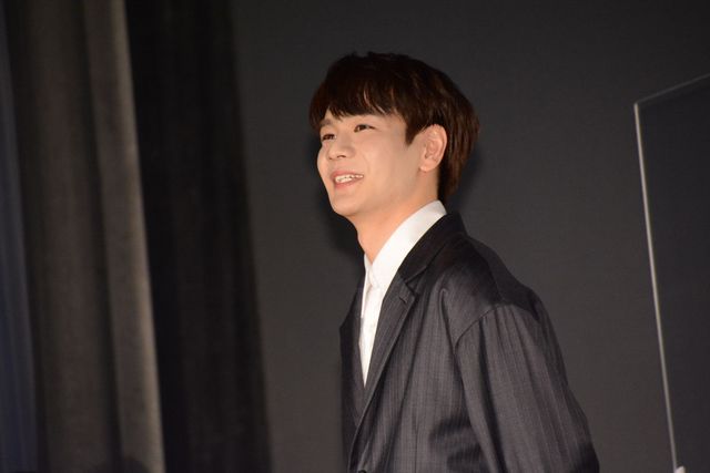 JO1豆原一成、嬉しそうにポーズ！映画『半径1メートルの君～上を向いて歩こう～』大ヒット御礼舞台あいさつ（10枚目）